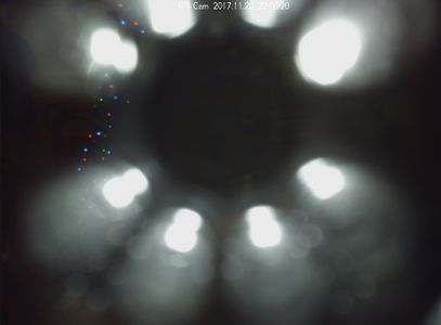 BrightPi leedide peegeldus esiklaasilt, kui ledid on ümber kaamera